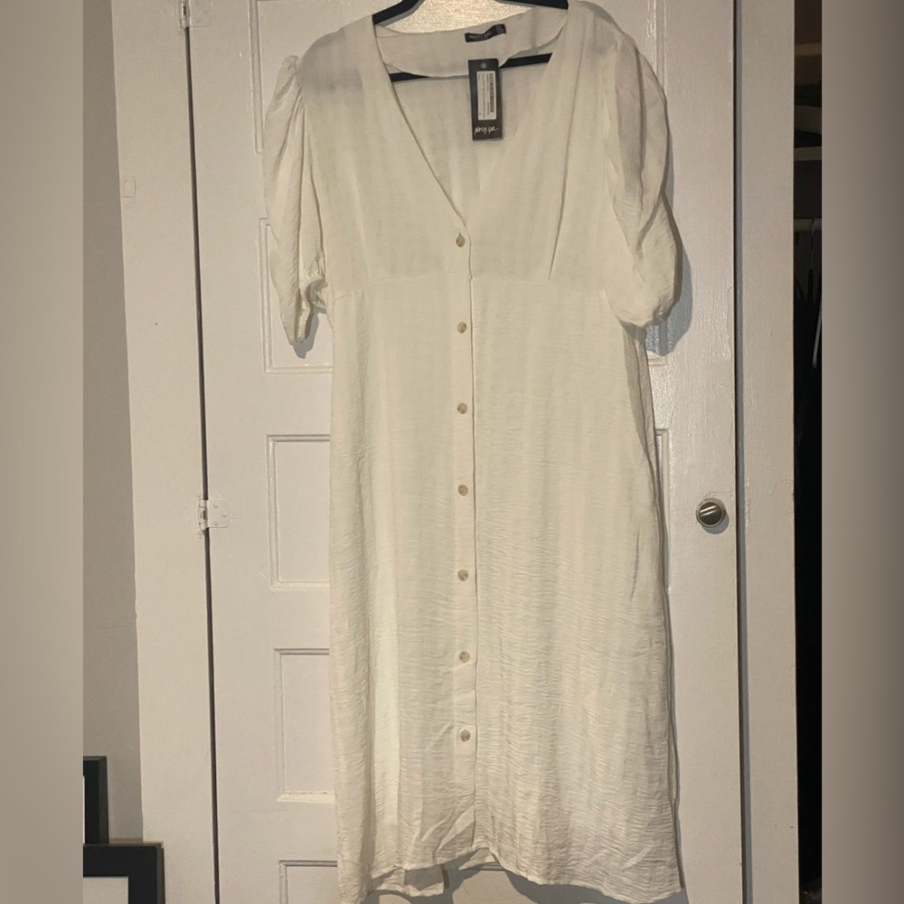 NASTY GAL- plus size white button down dress
SIZE- US 18